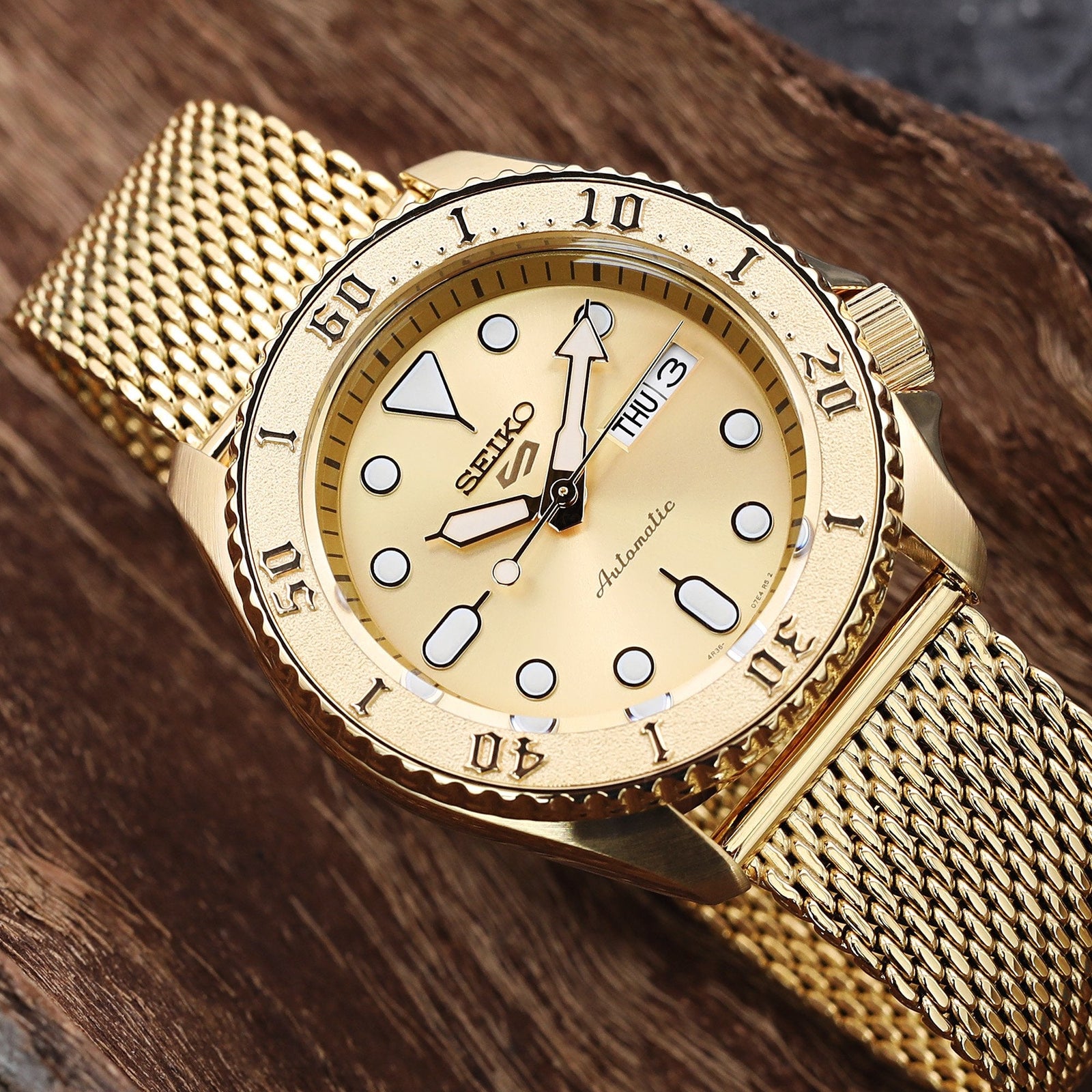 Seiko 5 Reloj de deportes de marcado de oro automático SRPE74K1