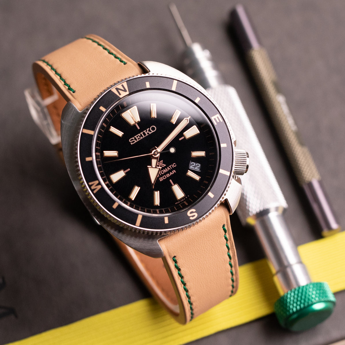 Q.R. 20mm Beige Leder-Uhrenarmband, konisch, mit waldgrüner Naht + Zermatt