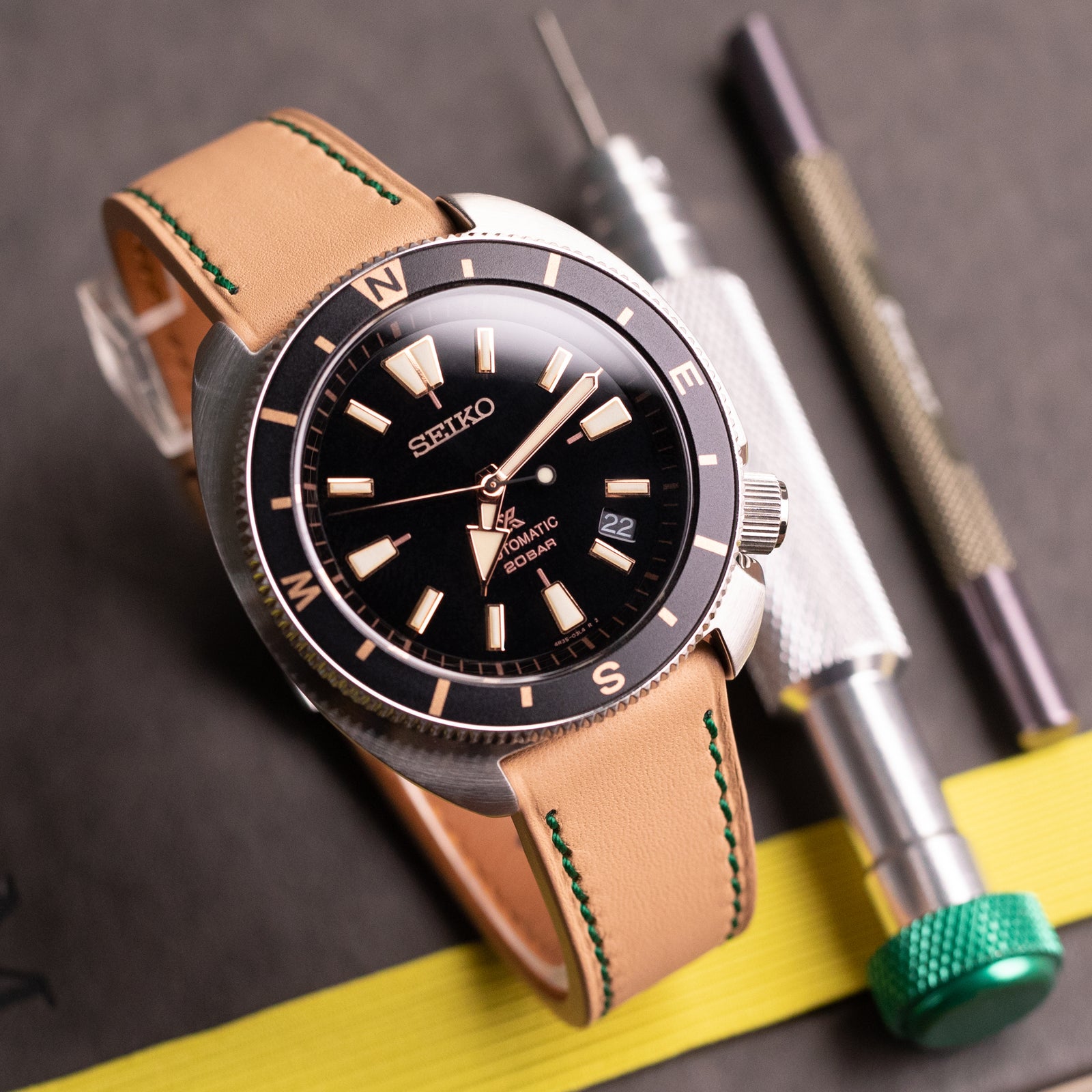 Q.R. 20mm Beige Leder-Uhrenarmband, konisch, mit waldgrüner Naht + Zermatt