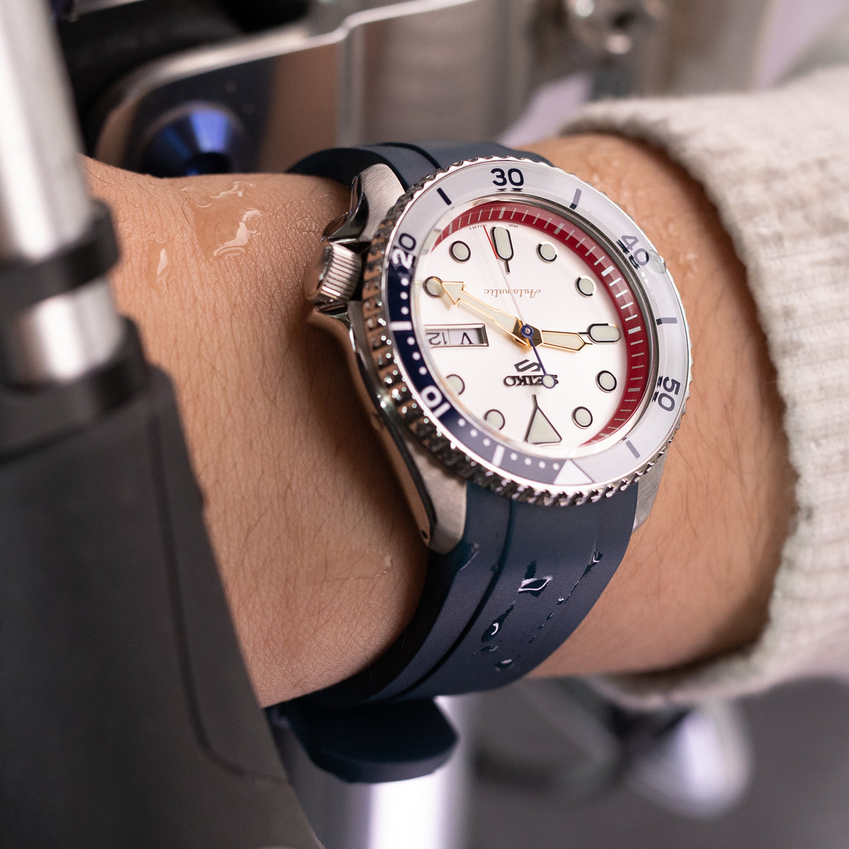 Bracelet montre 22mm Crafter Blue - CB10-F en caoutchouc FKM bleu à cornes courbées pour Seiko 5 Sports 42,5mm modèles SRPD