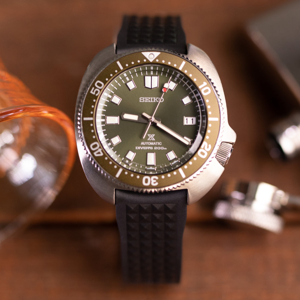 20mm Chaffle Widerstandsfähiges FKM-Kautschuk Uhrenarmband mit gebogenem Ende, Schwarz