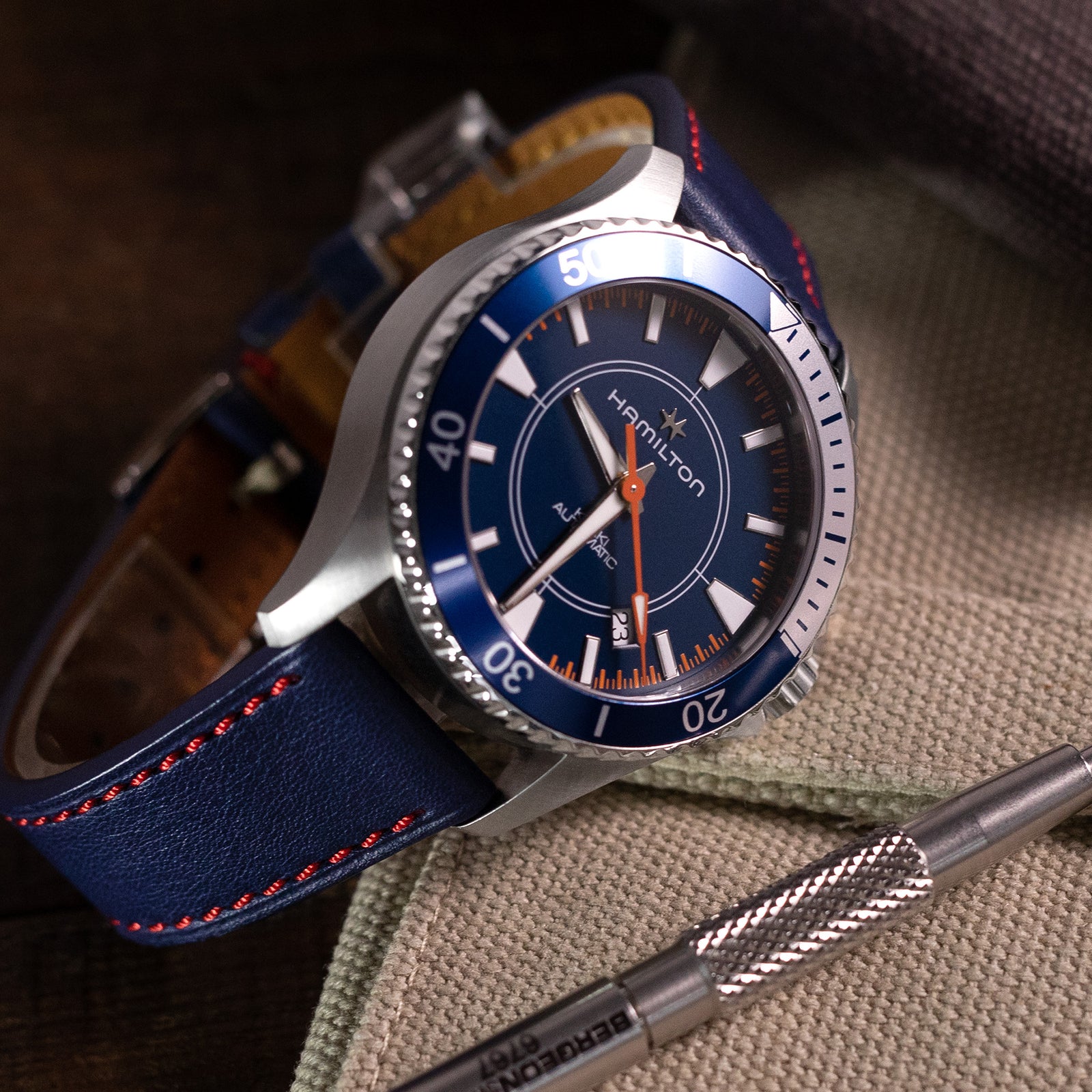 Q.R. 19mm, 20mm oder 22mm Blaues, zulaufendes Leder-Uhrenarmband, rote Nähte + Zermatt