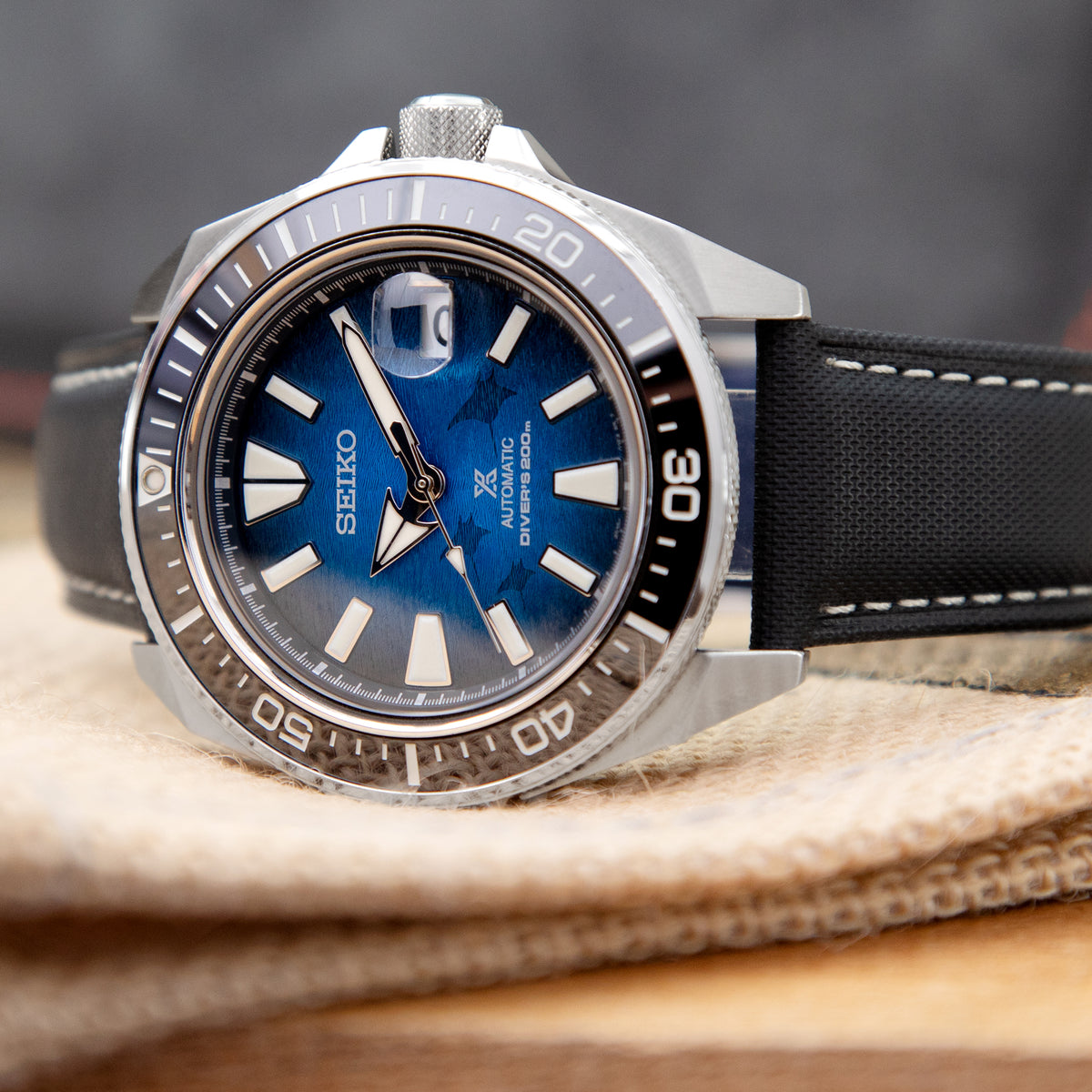 20mm oder 22mm Schwarzes Uhrenarmband mit gewebter Struktur, beiger Naht, gebürstet