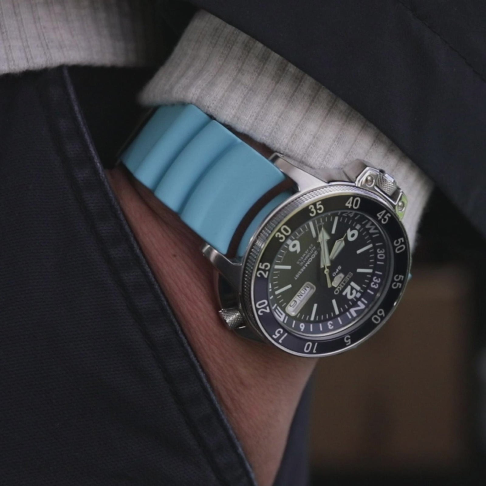 Q.R. Firewave Robustes FKM-Kautschukarmband mit gebogenem Ende, Himmelblau 22mm