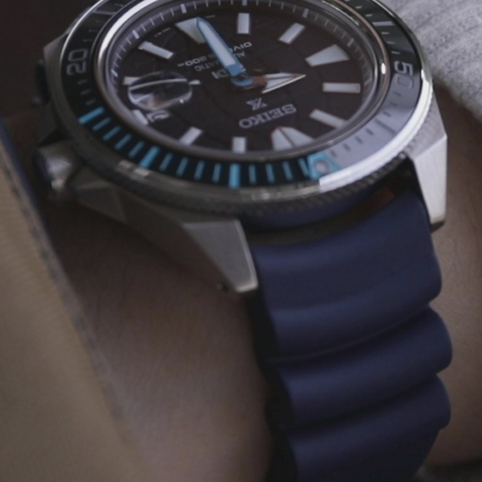 Q.R. Firewave Robustes FKM-Kautschukarmband mit gebogenem Ende, Marineblau 22mm