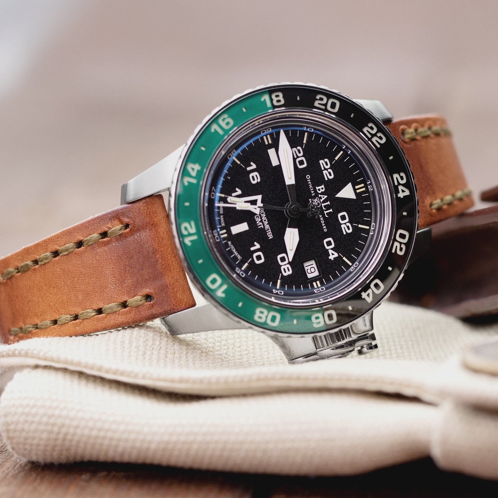 20mm Braun Griffon Einteiliges handgefertigtes italienisches Leder-Uhrenarmband, olivgrüne Naht