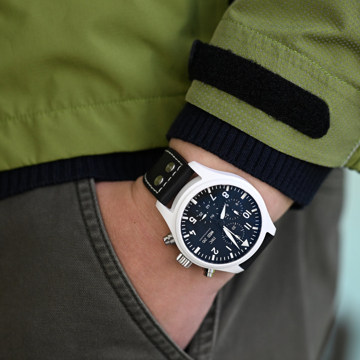 20mm bis 23mm Pilot Schwarz Gewebte Struktur Nieten-Uhrenarmband, Beige Naht, Gebürstet