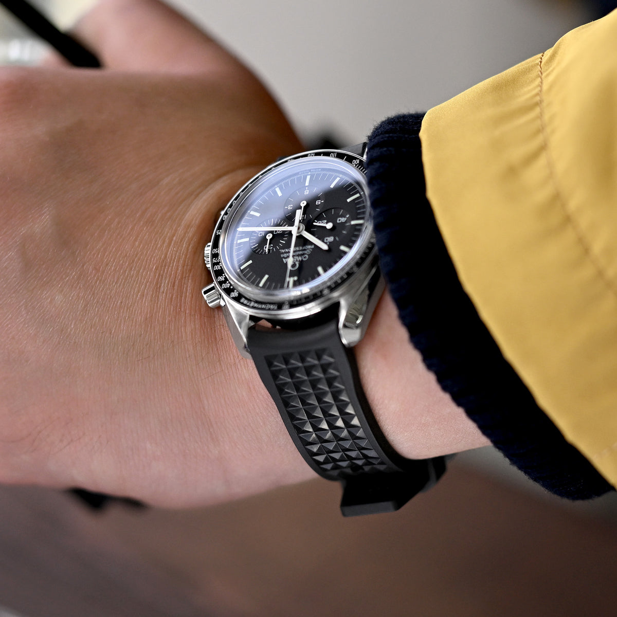 سوار ساعة مطاطي FKM أسود بمرونة عالية ونهاية منحنية، عرض 20 مم