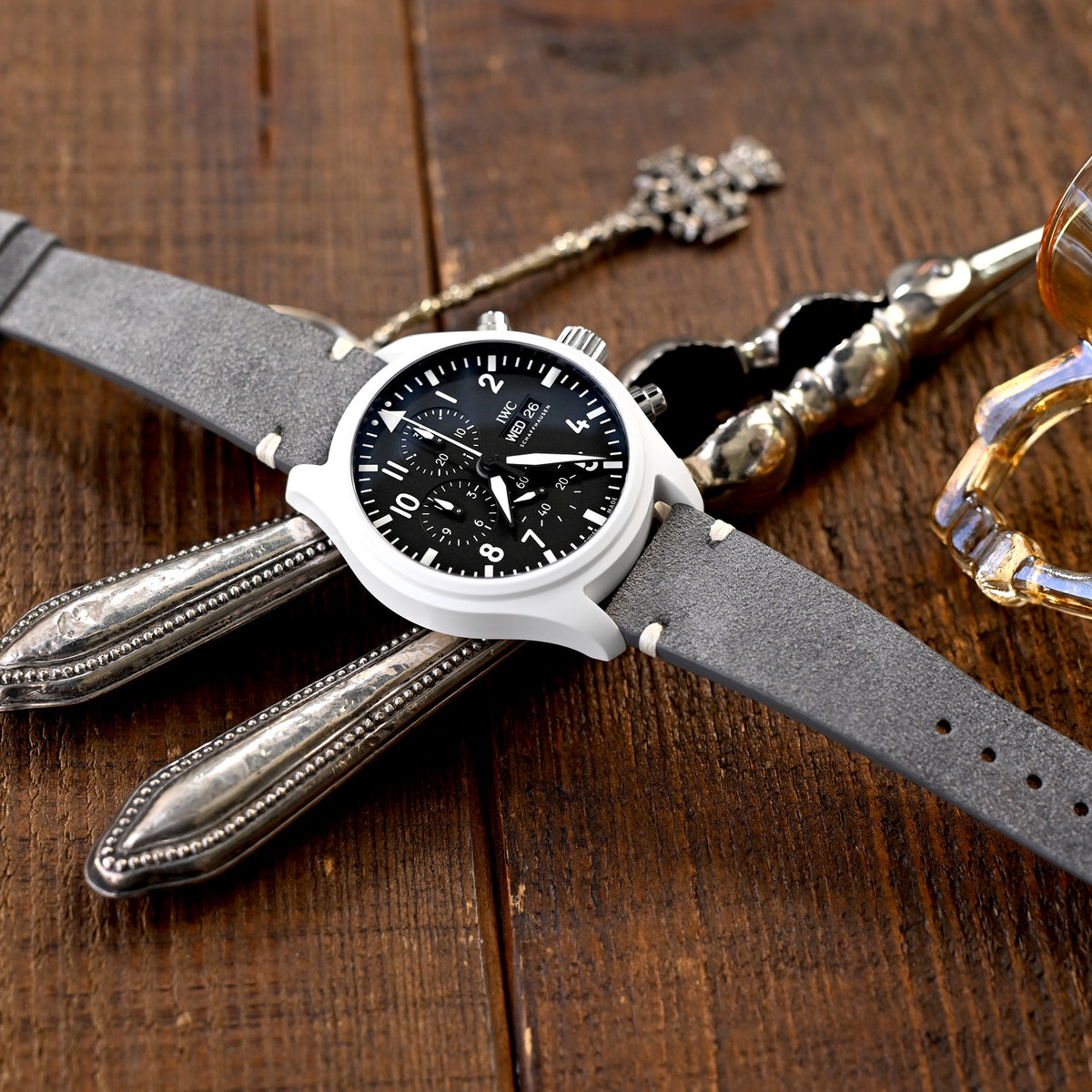 Q.R. Graues Wildleder-Uhrenarmband 19mm bis 22mm Lederarmband mit beiger Naht.