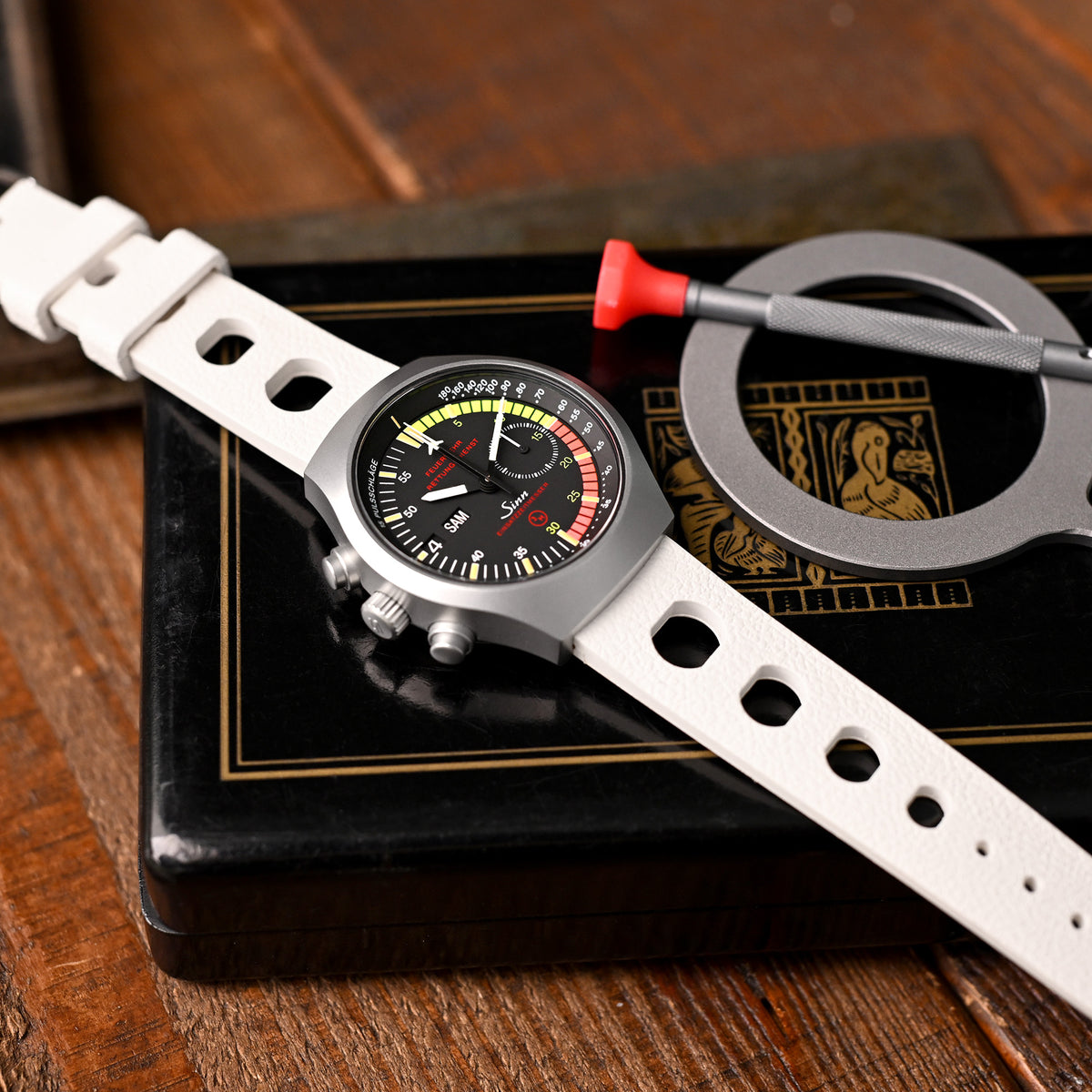 20mm Weißes Rallye-FKM-Kautschuk-Uhrenarmband mit großen Löchern und Schnellverschluss