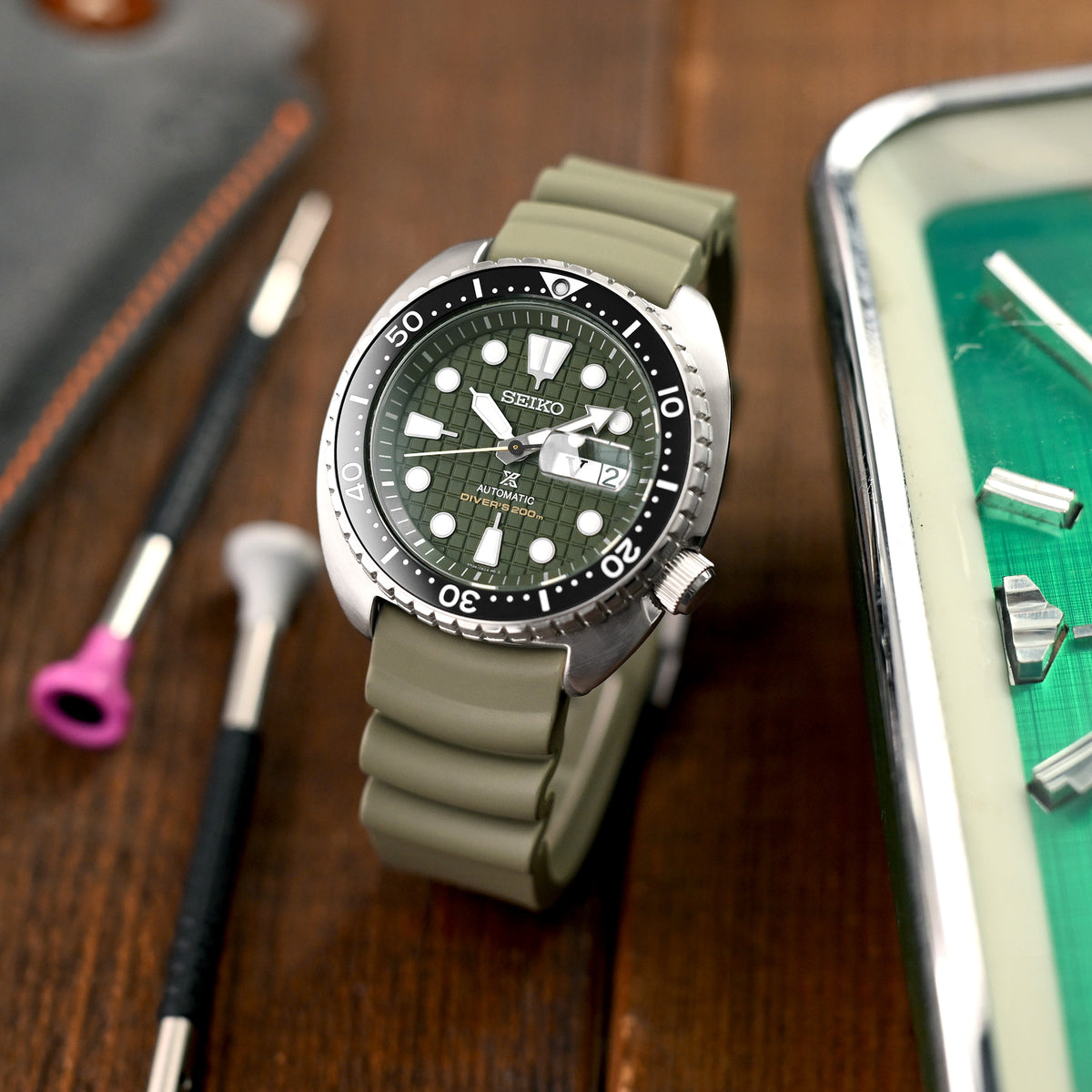 Q.R. Bracelet de montre en caoutchouc FKM Firewave Resilient à extrémité courbée, vert cendre 22mm