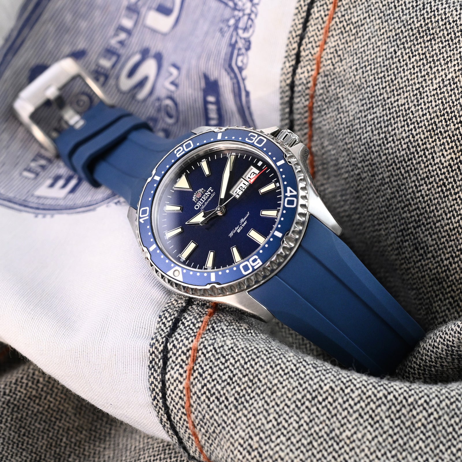 Wheels FKM Uhrenarmband für Orient Kamasu, 22mm Marineblau Gummi Schnellwechsel mit gebogenem Ende