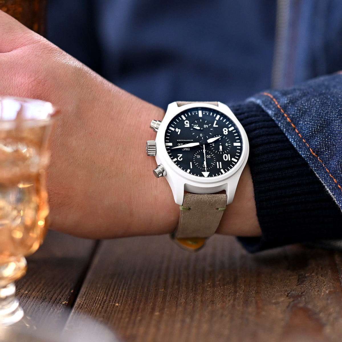 Q.R. Tan / Khaki Wildleder-Uhrenarmband 19mm bis 21mm Lederarmband mit grüner Naht.