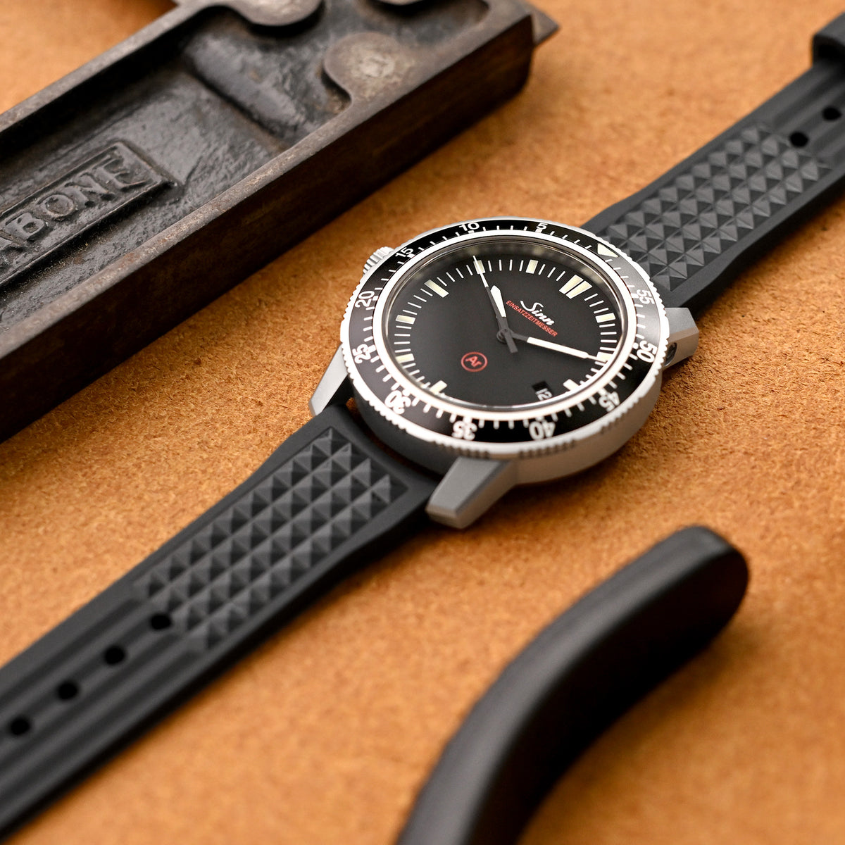 20mm Chaffle Widerstandsfähiges FKM-Kautschuk Uhrenarmband mit gebogenem Ende, Schwarz