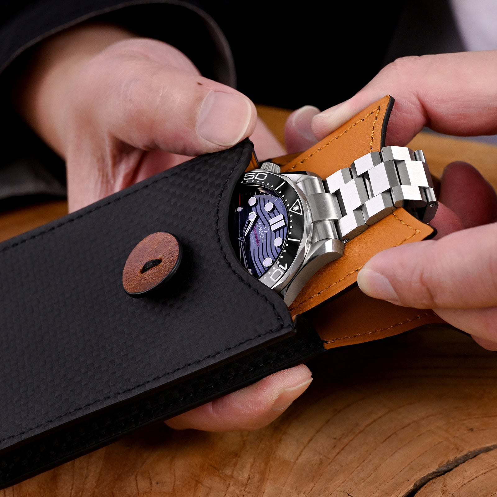 Astuccio per orologio in pelle tedesca MT-3 con motivo fibra di carbonio per bracciale orologio