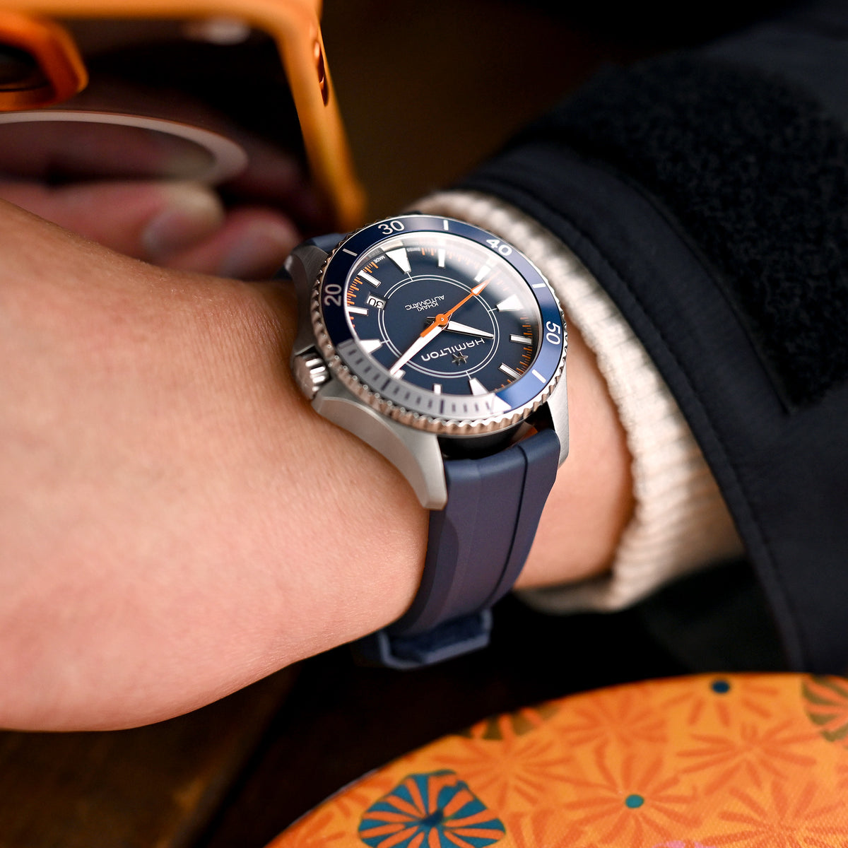 سوار مطاطي FKM أزرق بحري بعرض 20 مم ونهايات منحنية