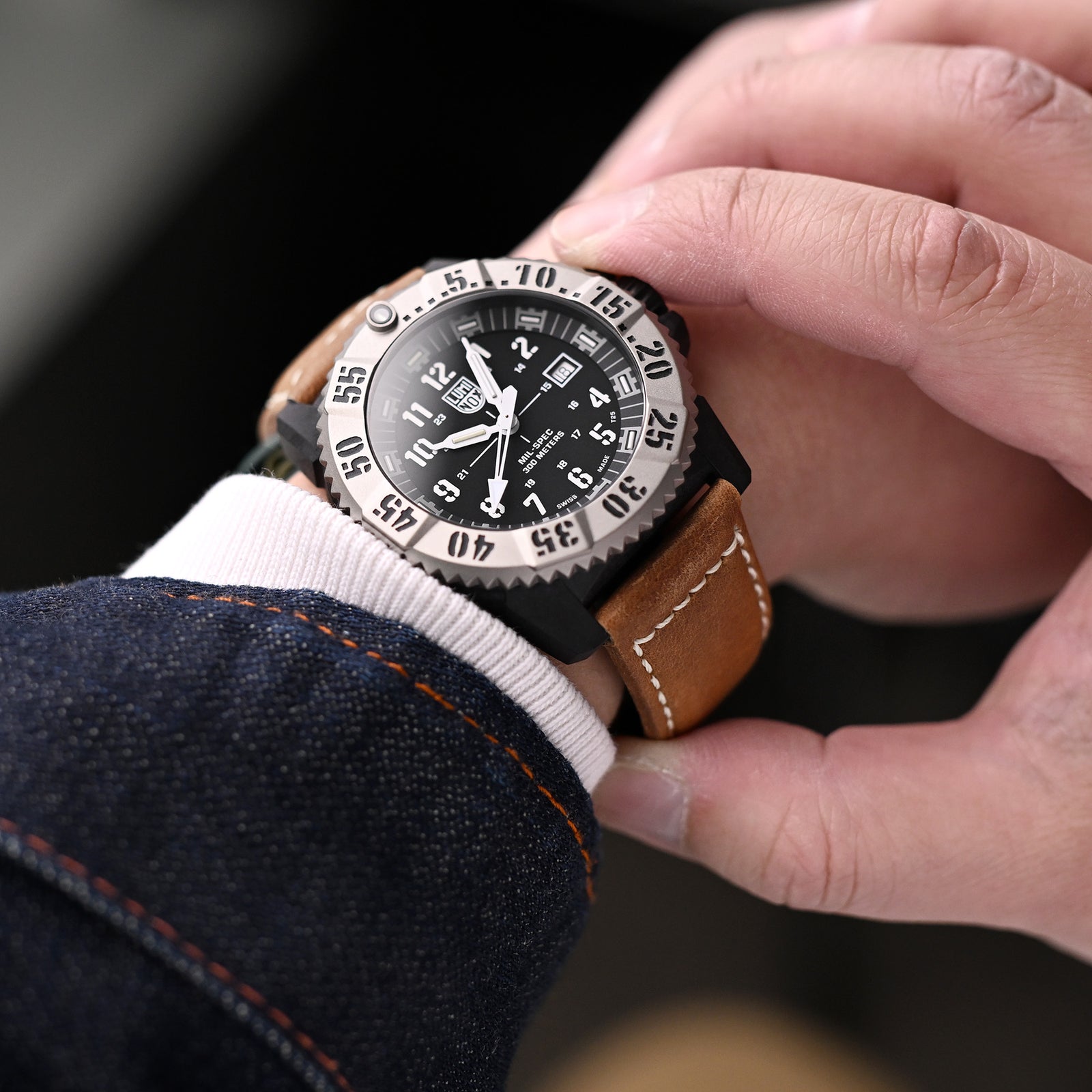 Bracelet montre en cuir nubuck brun boue MiLTAT 24mm, surpiqûres beiges