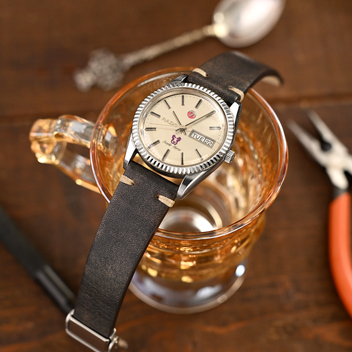 Q.R. 20mm Italienisches handgefertigtes schwarzbraunes Leder-Uhrenarmband, einteilig, V-Schließe, beige Naht.