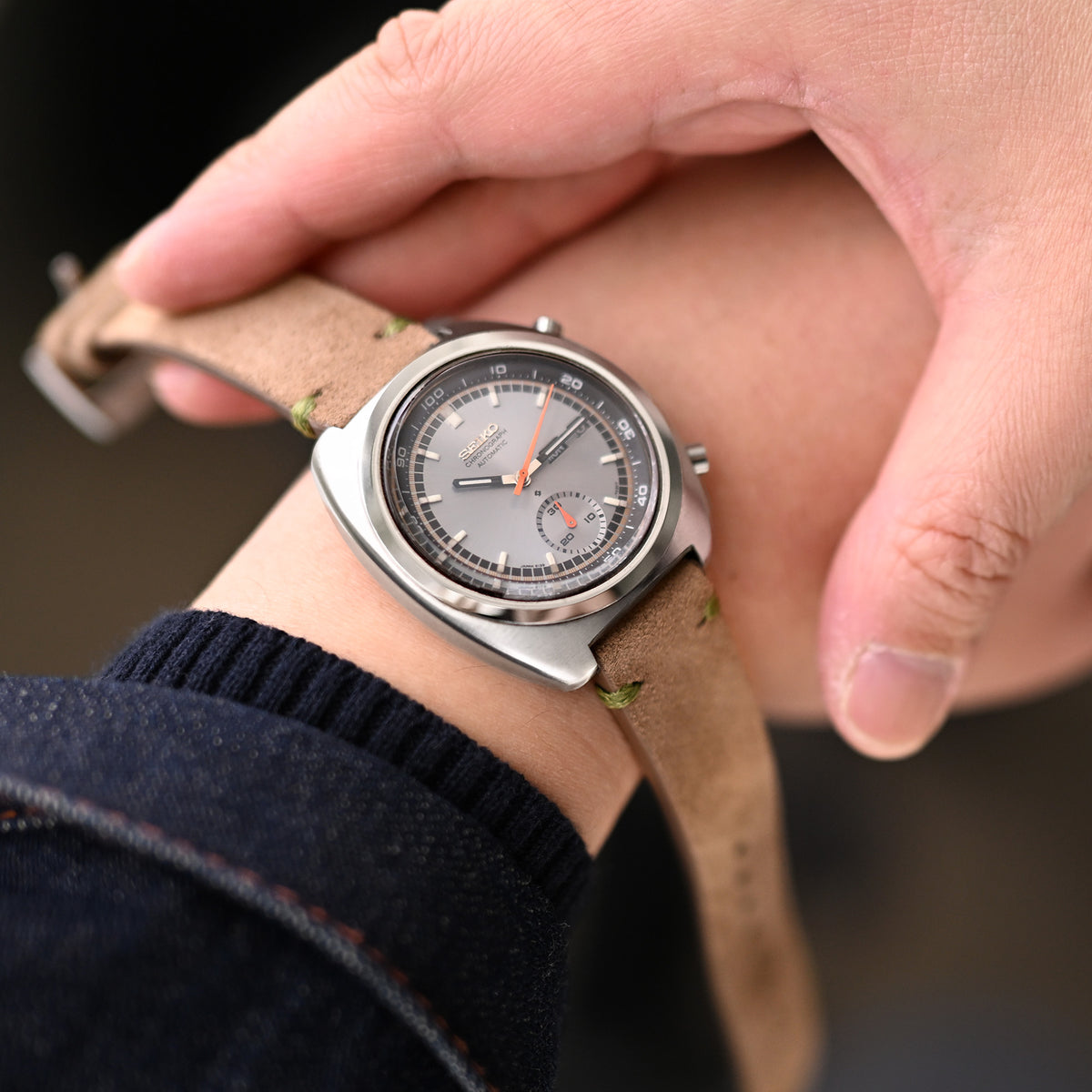 Q.R. Tan / Khaki Wildleder-Uhrenarmband 19mm bis 21mm Lederarmband mit grüner Naht.