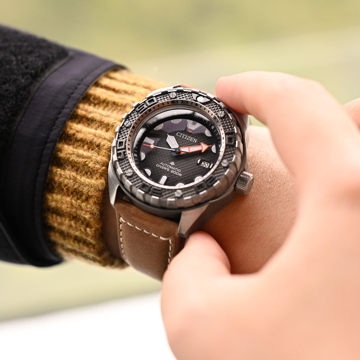 Bracelet montre en cuir nubuck brun boue MiLTAT 24mm, surpiqûres beiges