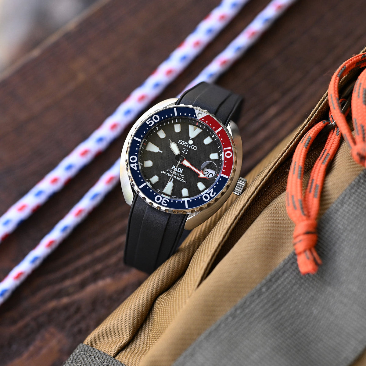 Seiko Mini-Turtle Prospex Automatic Dive Watch SPRC41K1 (PADI Edition) Pepsi Bezel Strapcode watch bands