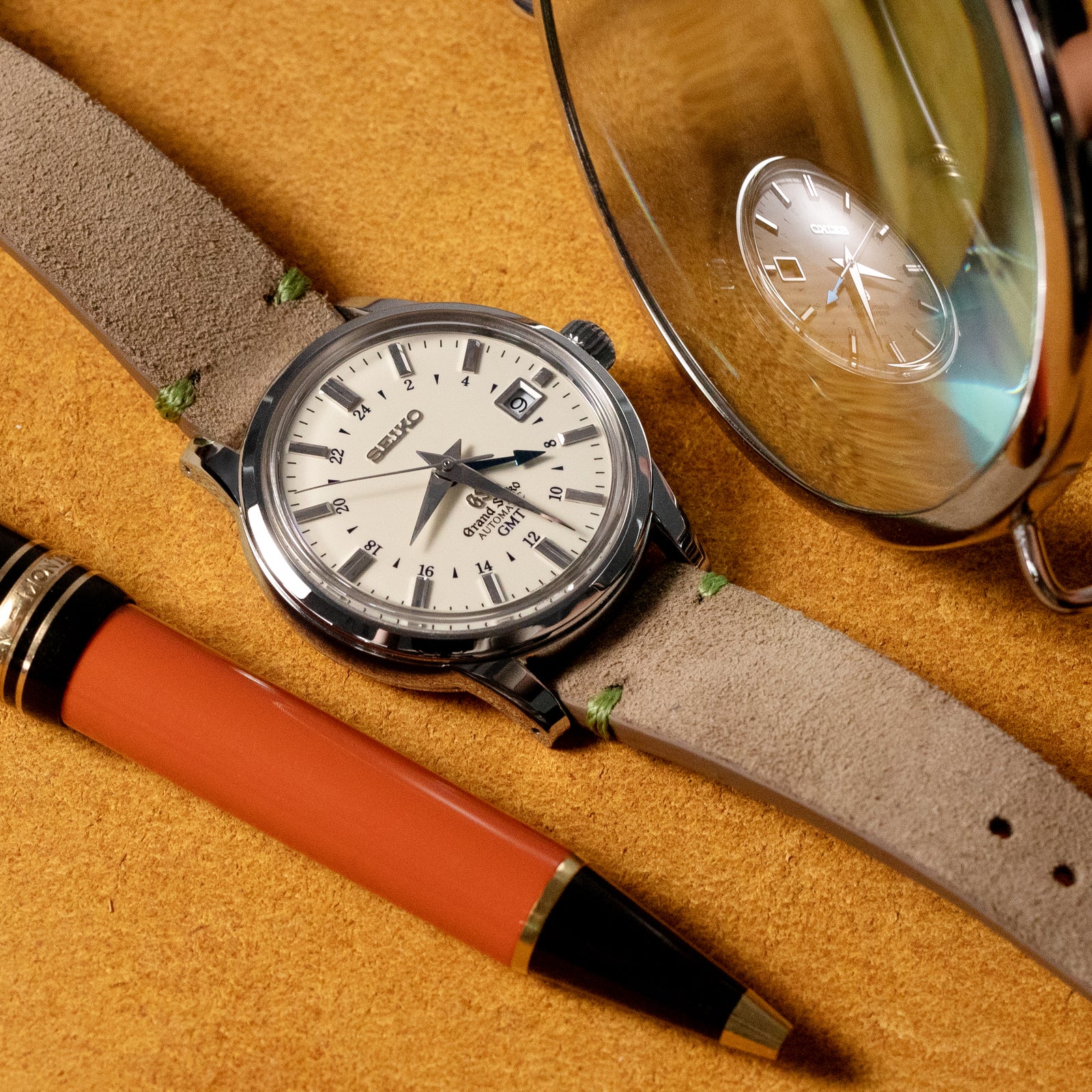 Q.R. Tan / Khaki Wildleder-Uhrenarmband 19mm bis 21mm Lederarmband mit grüner Naht.