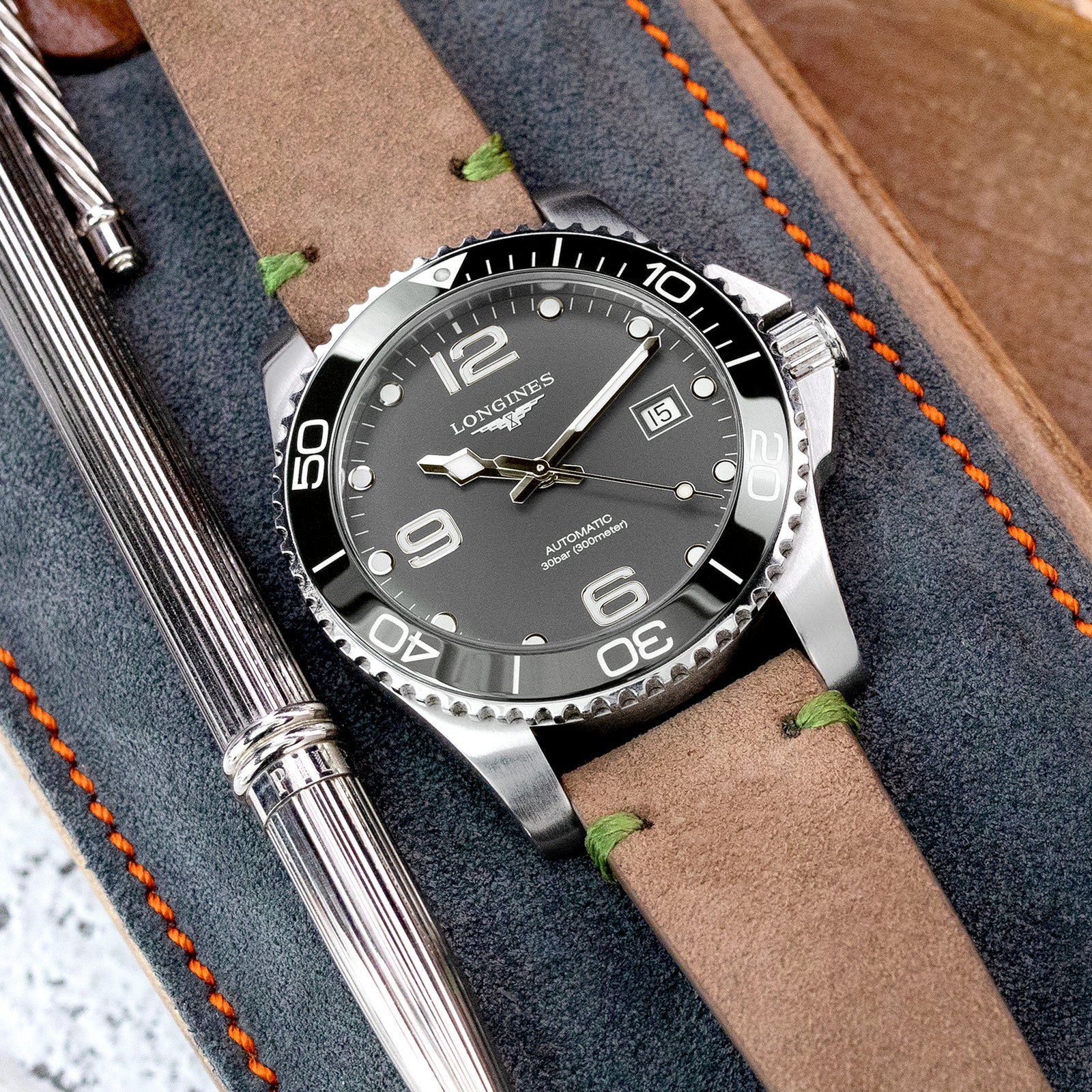 Q.R. Tan / Khaki Wildleder-Uhrenarmband 19mm bis 21mm Lederarmband mit grüner Naht.