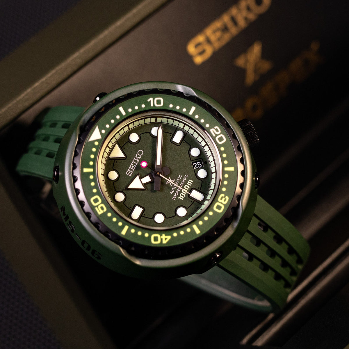 Seiko Gundam the largest &quot;Emperor Tuna&quot; Prospex SBDX027 (SLA029) Marinemaster 1000M Zaku II