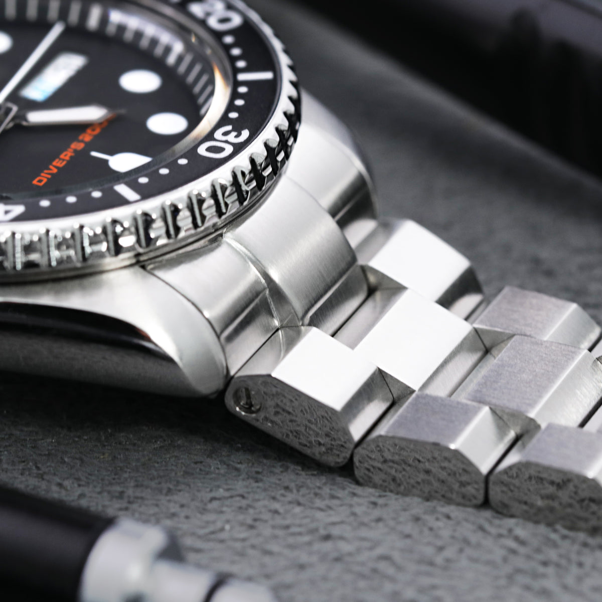 Seiko SKX007 Diver&#39;s 200m Automatic Watch Strapcode Watch Bands