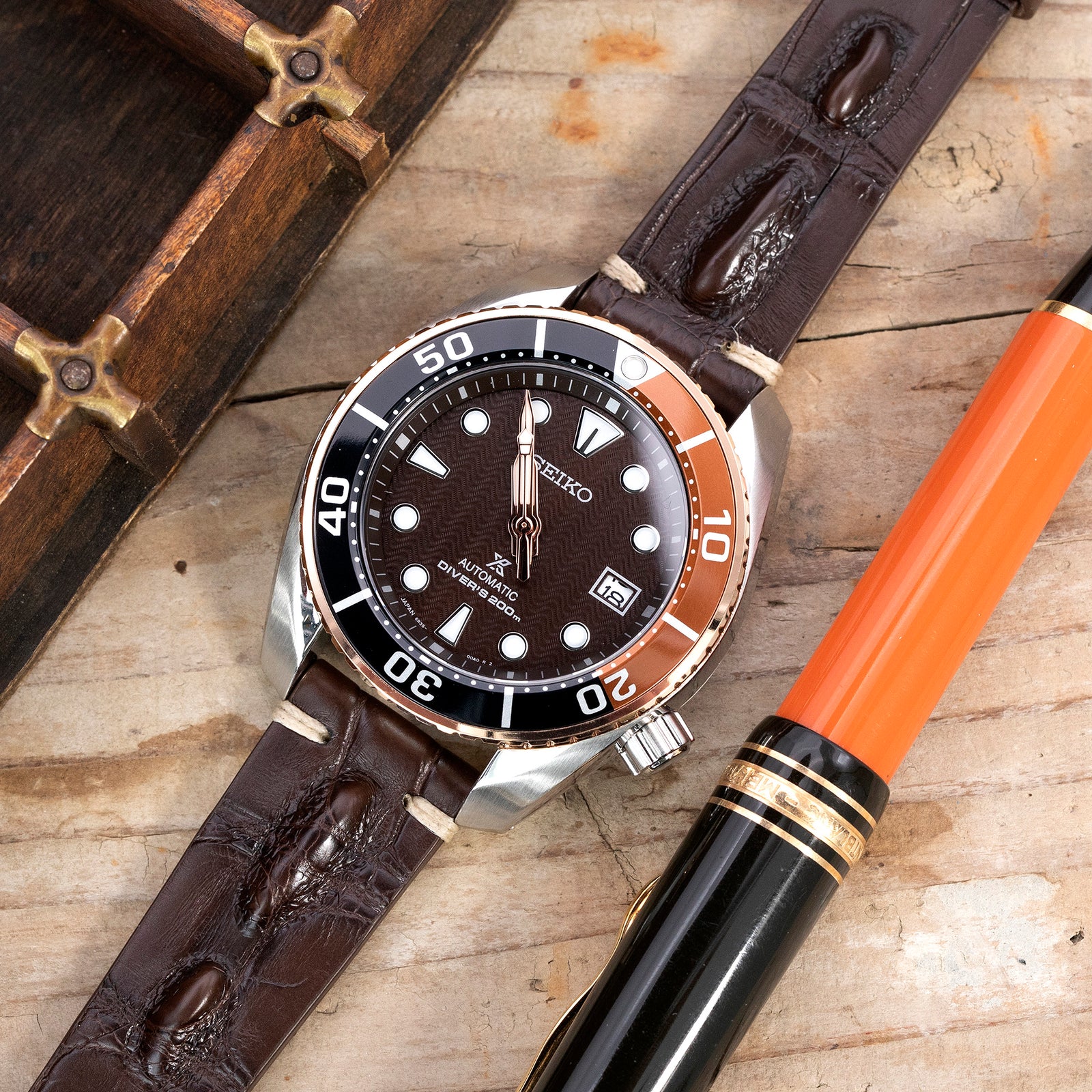 20mm Dunkelbraunes italienisches handgefertigtes Hornback-Alligator-Uhrenarmband, beige Naht, P-Schließe