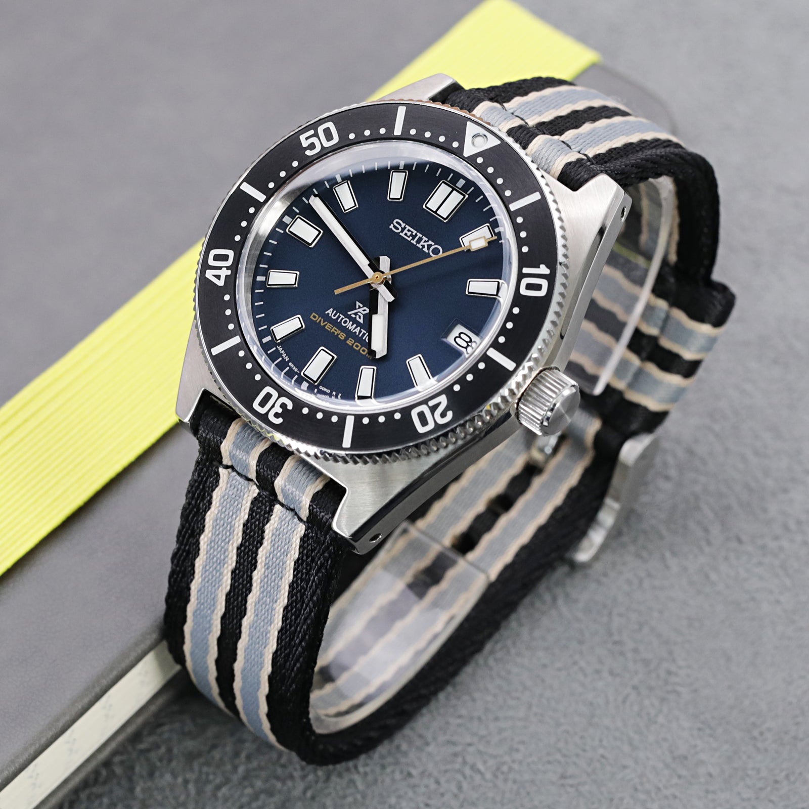 22mm 2-teiliges Seatbelt-Nylon-Uhrenarmband, Schwarz, Grau und Khaki Streifen, gebürstete Schließe