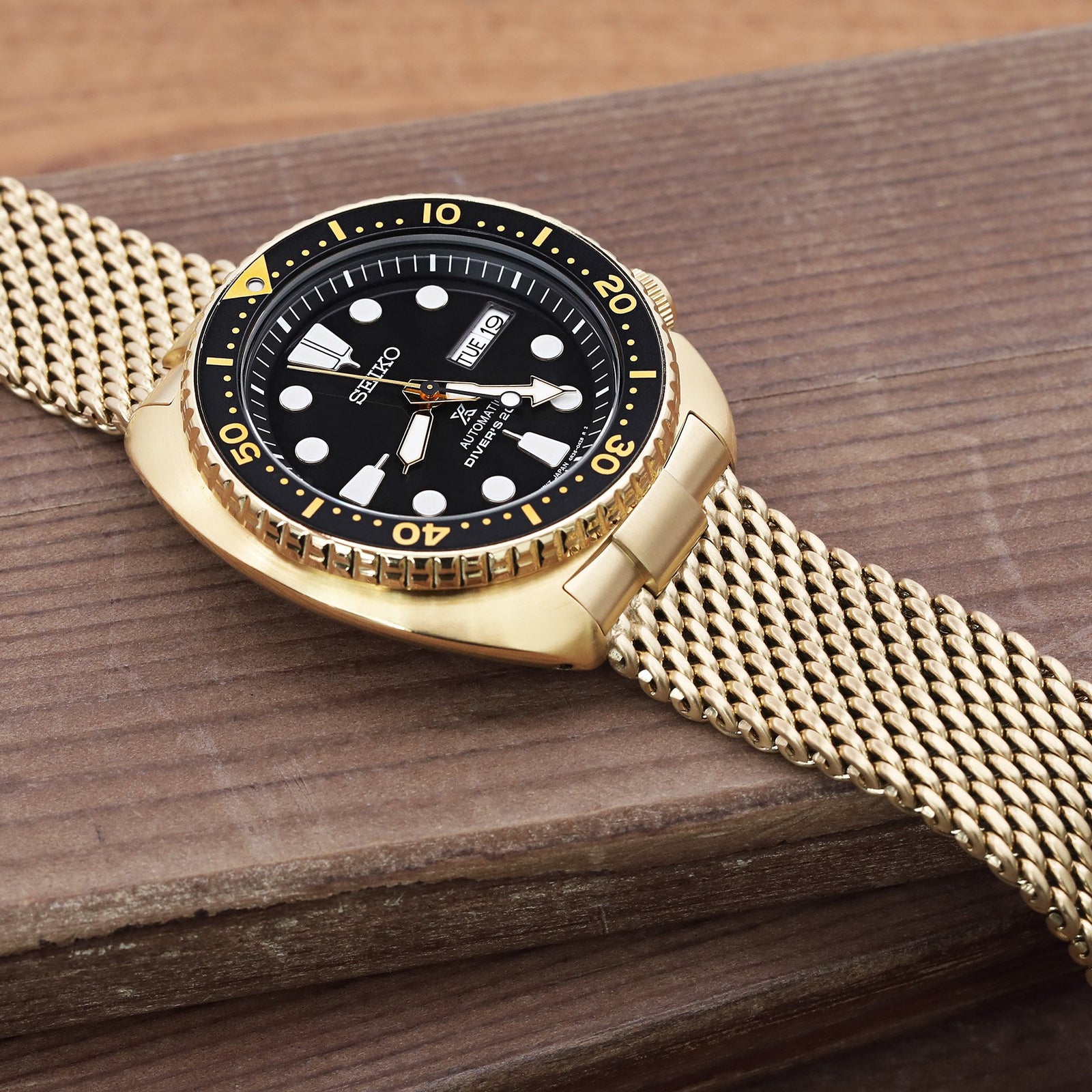 Bracelet montre Massy Mesh à extrémité courbée compatible Seiko Gold Turtle SRPC44 SRPD46, V-Clasp, finition or IP intégrale